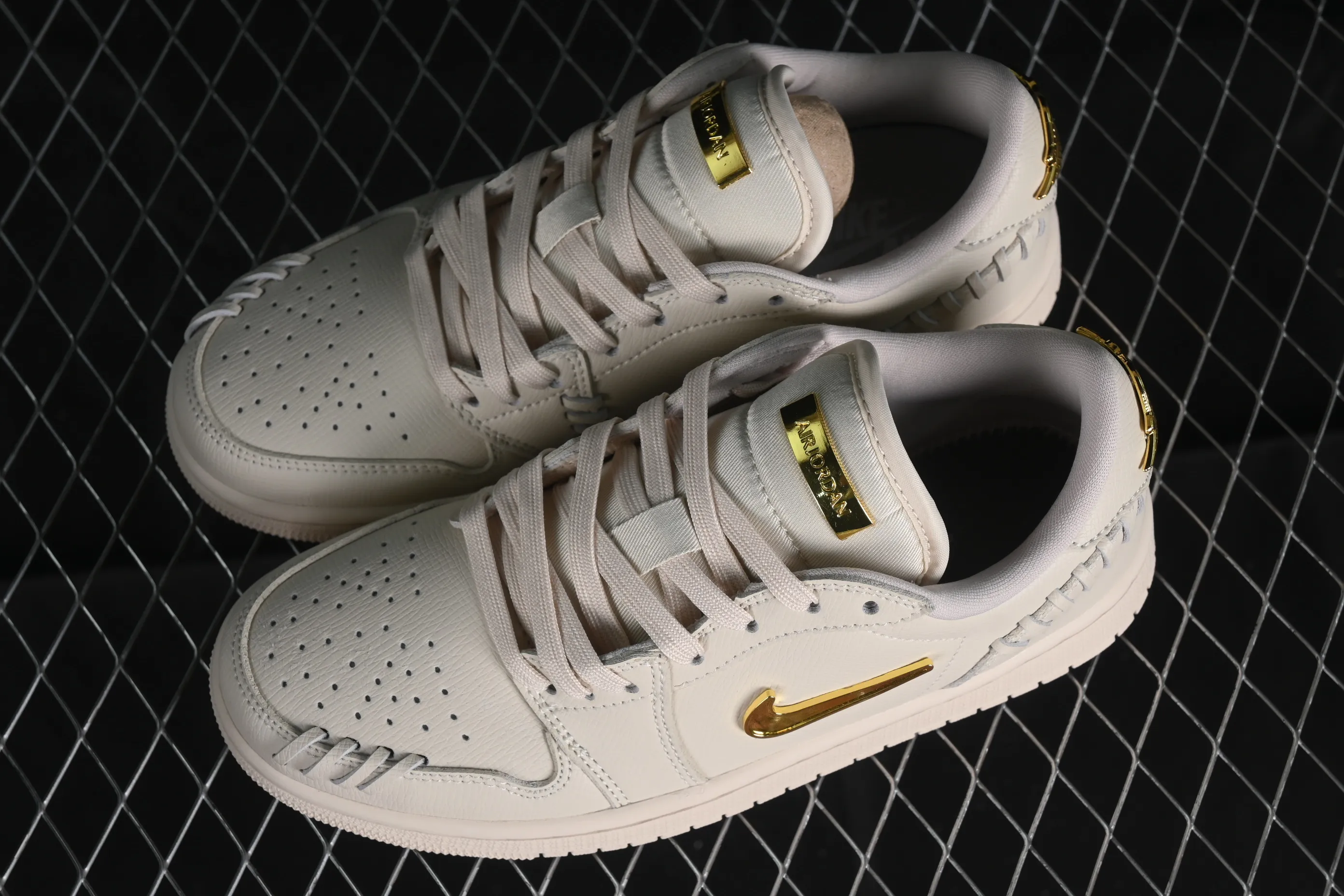 All categories Air Jordan Jordan series basketball shoes Air Jordan 1 Low Air Jordan 1 Low "Method of Make" AJ1 Joe 1 white gold low-top cultural and leisure sports shoes FN5032-200